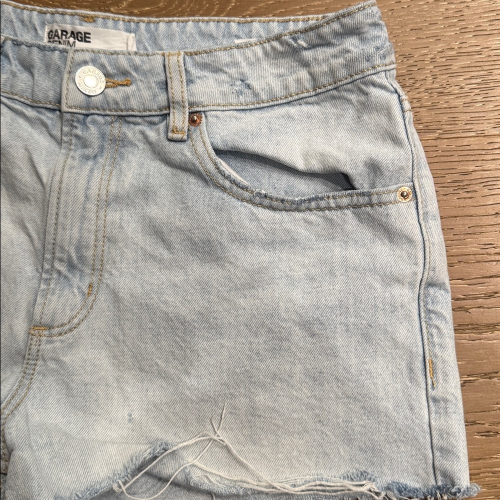 Garage Denim Classic Cut Off Shorts Light Wash Distressed Size 7 28 - Picture 8 of 8